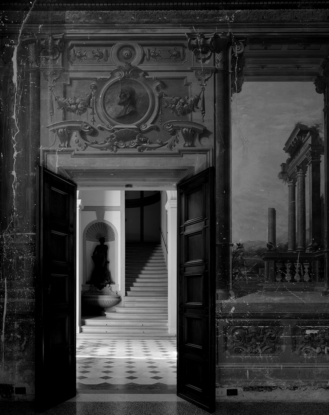 Hélène Binet, Villa Montesca, Città di Castello, Italien, Juni 2021, Handabzug s/w Silbergelatine