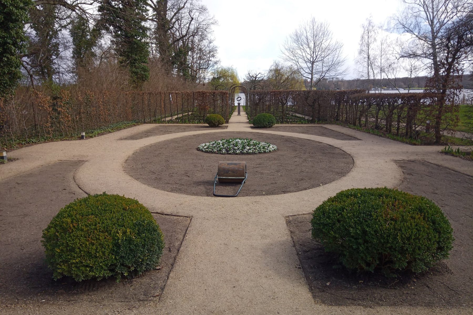 Foto des fertig überarbeiteten Ovalen Gartens.