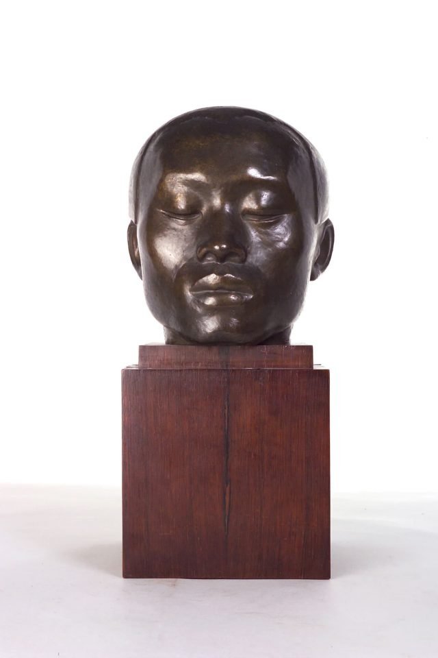 Eine Skulptur eines Kopfs.