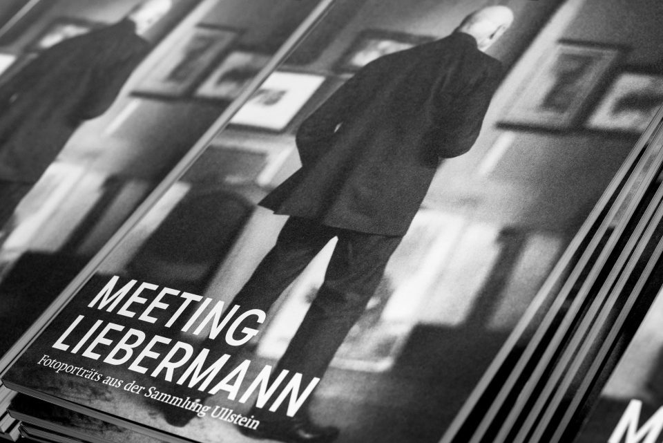 Nahansicht eines Katalogs mit Schwarzweifoto und dem Buchtitel „Meeting Liebermann“