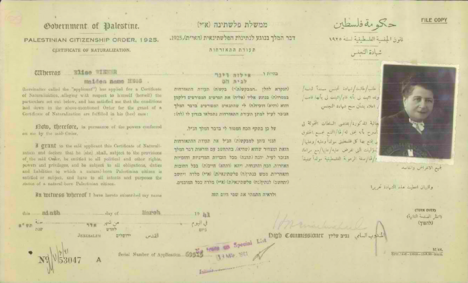 Dreisprachige Einbürgerungsurkunde auf Englisch, Hebräisch und Arabisch. Ein Passbild von Elise Wiener ist auf der Urkunde angeklebt.