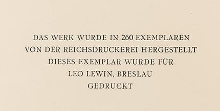 Ausschnitt der Buchseite der Sonderausgabe für Leo Lewin, auf der der Druckvermerk abgedruckt ist. Es heißt hier: Das Werk wurde in 260 Exemplaren von der Reichsdruckerei hergestellt. Dieses Exemplar wurde für Leo Lewin, Breslau gedruckt. 