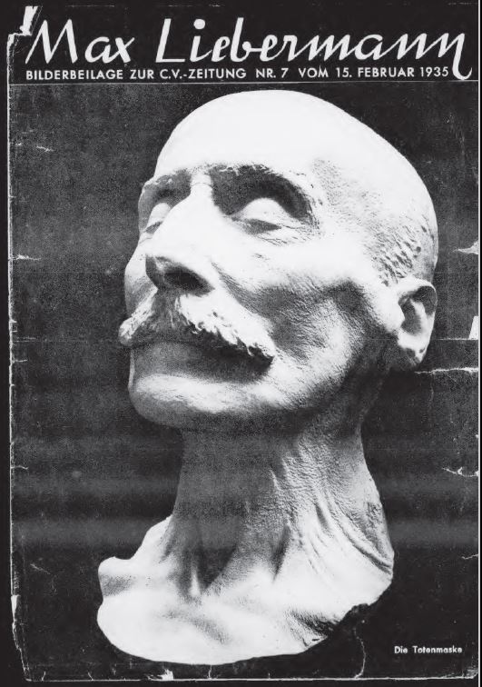 Eine Fotografie der hellerleuchteten Totenmaske von Max Liebermann auf dem Titelblatt der jüdischen C.V. Zeitung, auf dunklem Hintergrund