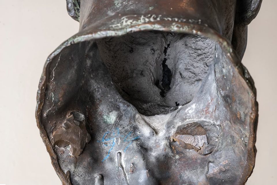 Innenansicht des Bronzekopfs mit handschriftlichem Vermerk in blauer Fettkreide „94“