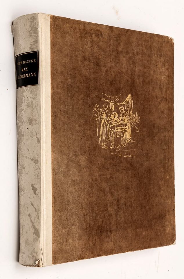 Ein geschlossenes Buch. Es handelt sich um die Erinnerungen von Erich Hancke vom Maler Max Liebermann aus dem Jahr 1923