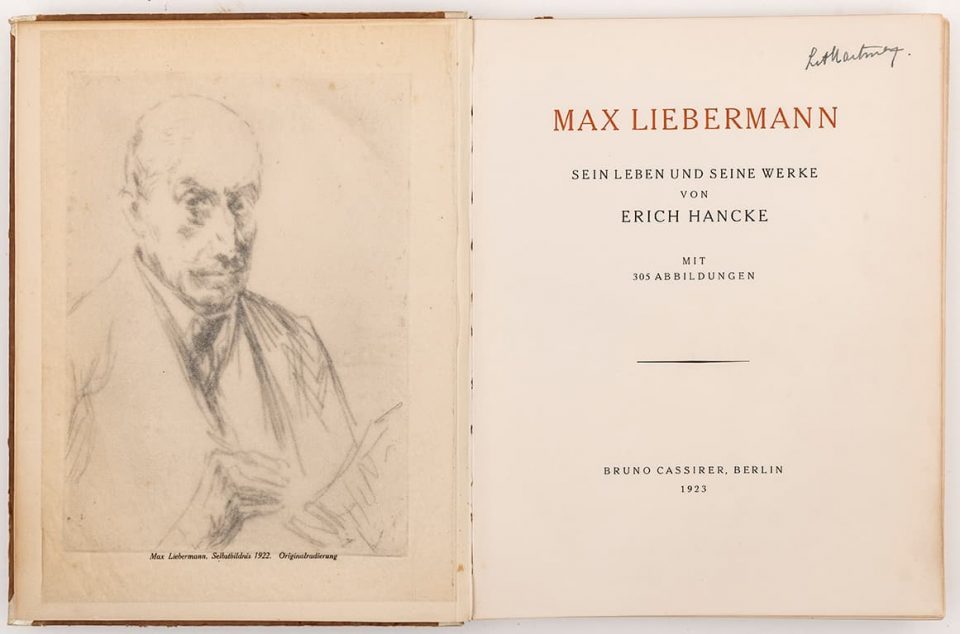 Ein aufgeschlagenes Buch. Es handelt sich um die Erinnerungen von Erich Hancke vom Maler Max Liebermann aus dem Jahr 1923