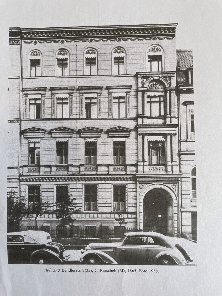 Scan einer Buchseite mit Ansicht einer historischen Häuserfassade in Berlin.