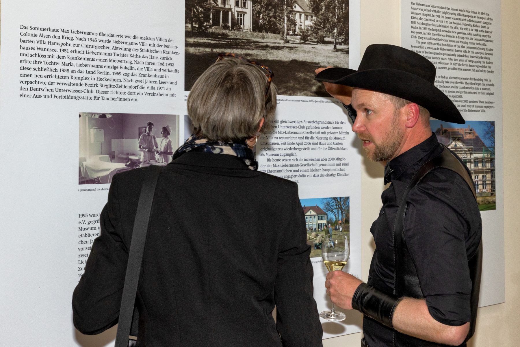Jubiläumsfeier der Liebermann-Villa am 29. April 2026, Gärtner Sven Lieberenz (r.) im Gespräch mit einem Gast