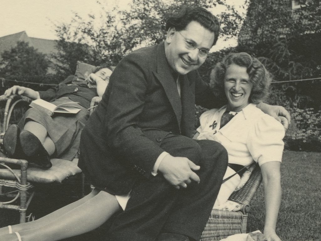 Historisches Schwarzweißfoto eines Mannes und einer Frau, beide lachend.