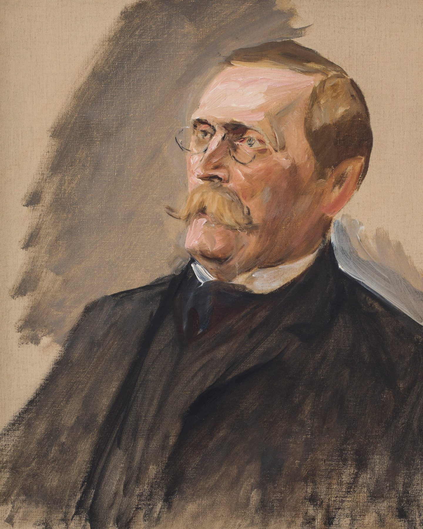 Am rechten Bildrand ist das Gesicht eines älteren Herrn mit Brille und Schnurrbart mit erkennbaren Pinselstrichen. Der Hintergrund ist leicht grau auf einer beigen Leinwand.