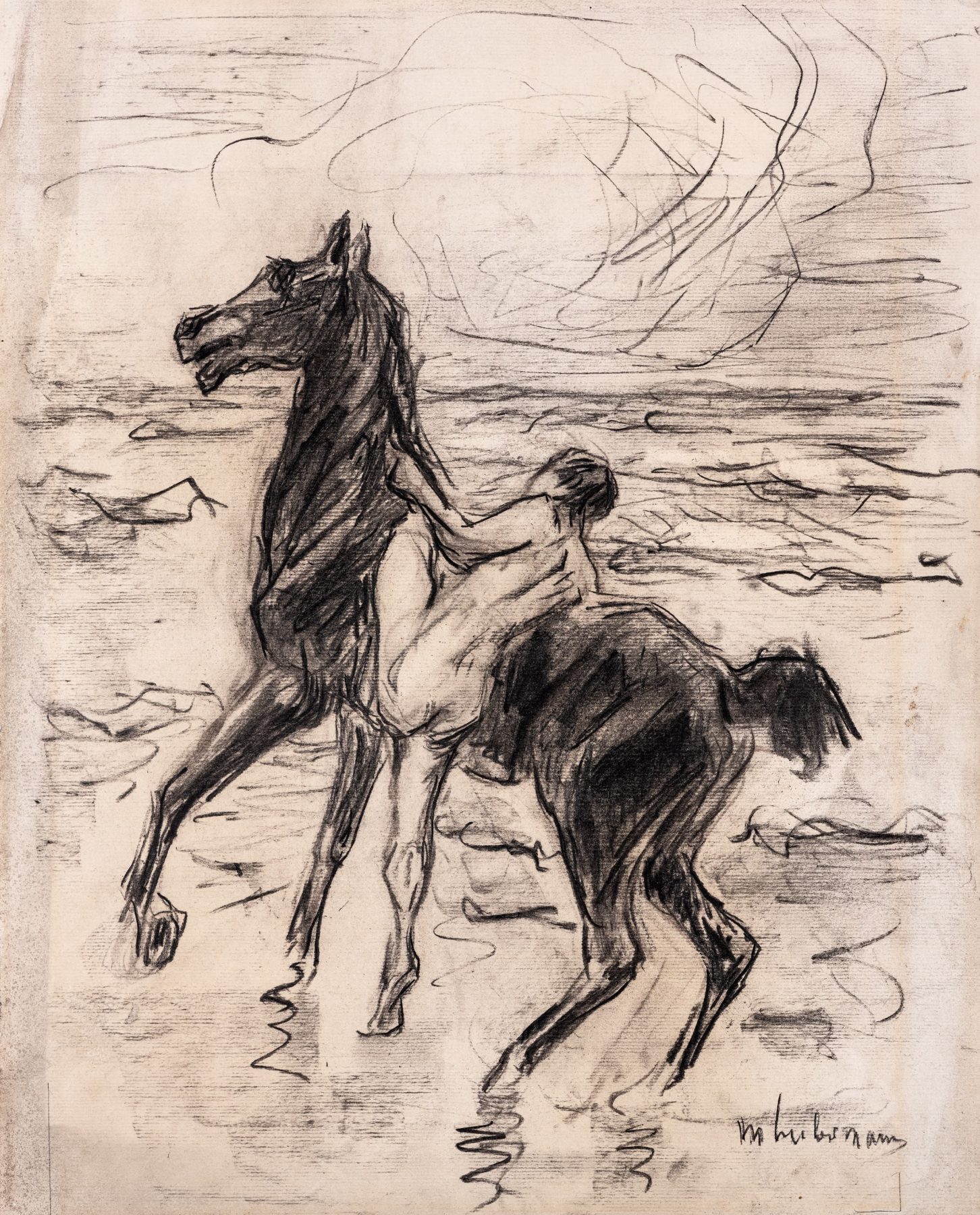Schwarzweiße Kreidezeichnung mit einem schwarzen Pferd in der Mitte, eine nackte Figur versucht auf das Pferd zu steigen. Im Hintergrund ist das Meer. Die Kreidestriche sind locker und schnell.