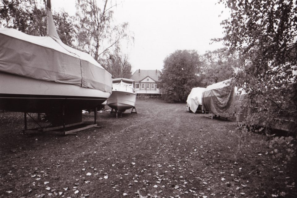 Historisches Foto mit Booten auf einer großen Wiese