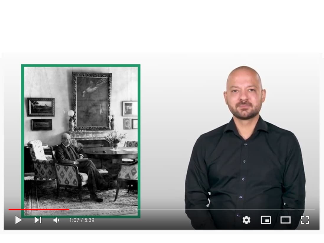 Screenshot des YouTube Videos über Max Liebermann in Gebärdensprache. Ein Gebärdensprachdolmetscher steht rechts im Bild. Links ist ein Foto von Max Liebermann.