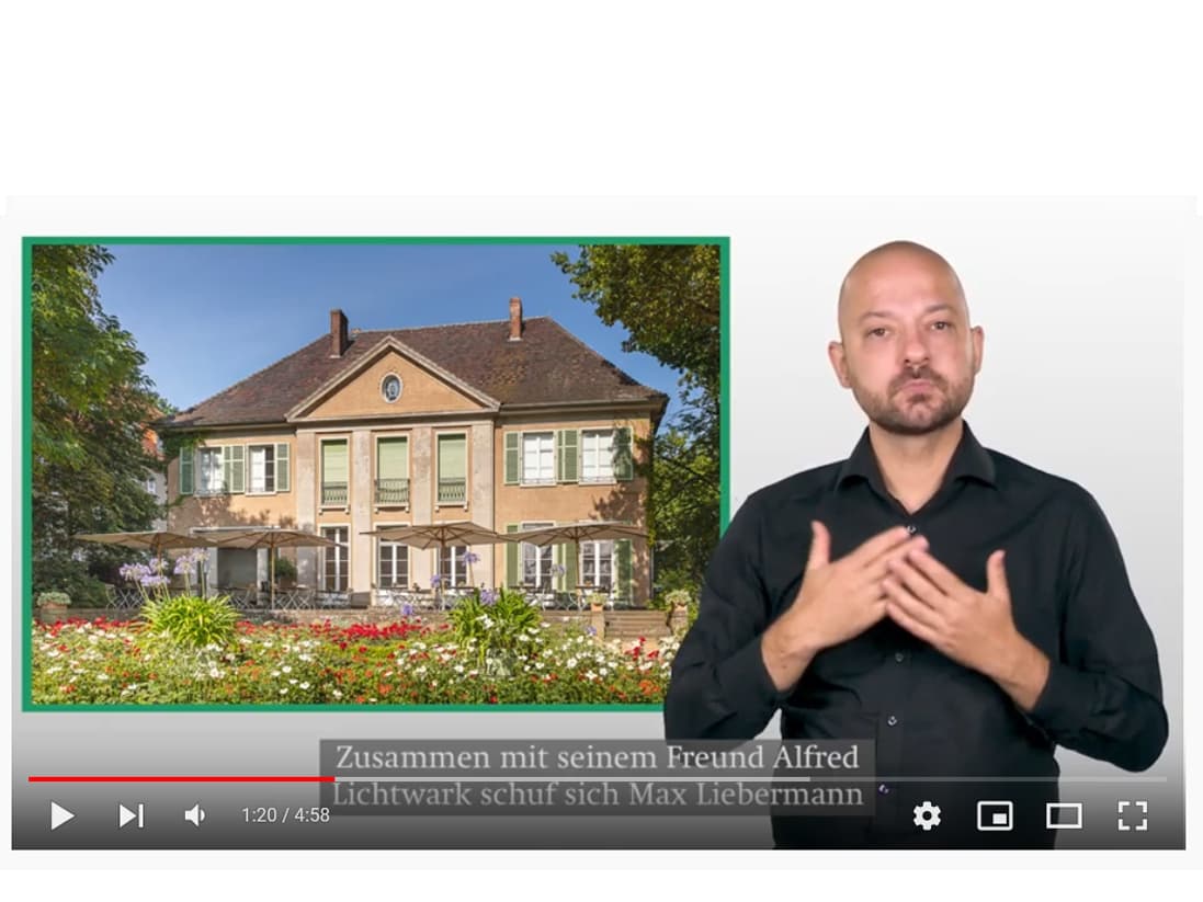 Screenshot des YouTube Videos über das Sommerhaus und den Garten von Max Liebermann in Gebärdensprache. Ein Gebärdensprachdolmetscher steht rechts im Bild. Links ist ein Foto der Liebermann-Villa.