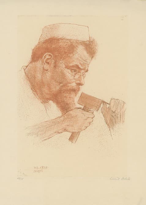 Porträt eines Manners mit Bart, kleiner runder Brille sowie Kopfbedeckung, der mit einem Hammer etwas anschlägt.