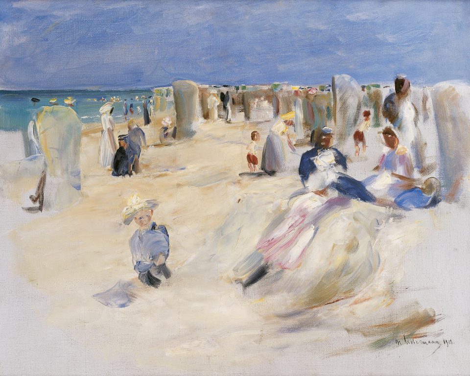 Gemälde in hellen Farben einer Strandszene mit Personen die auf dem Boden sitzen, stehen oder in Strandkörben sitzen.