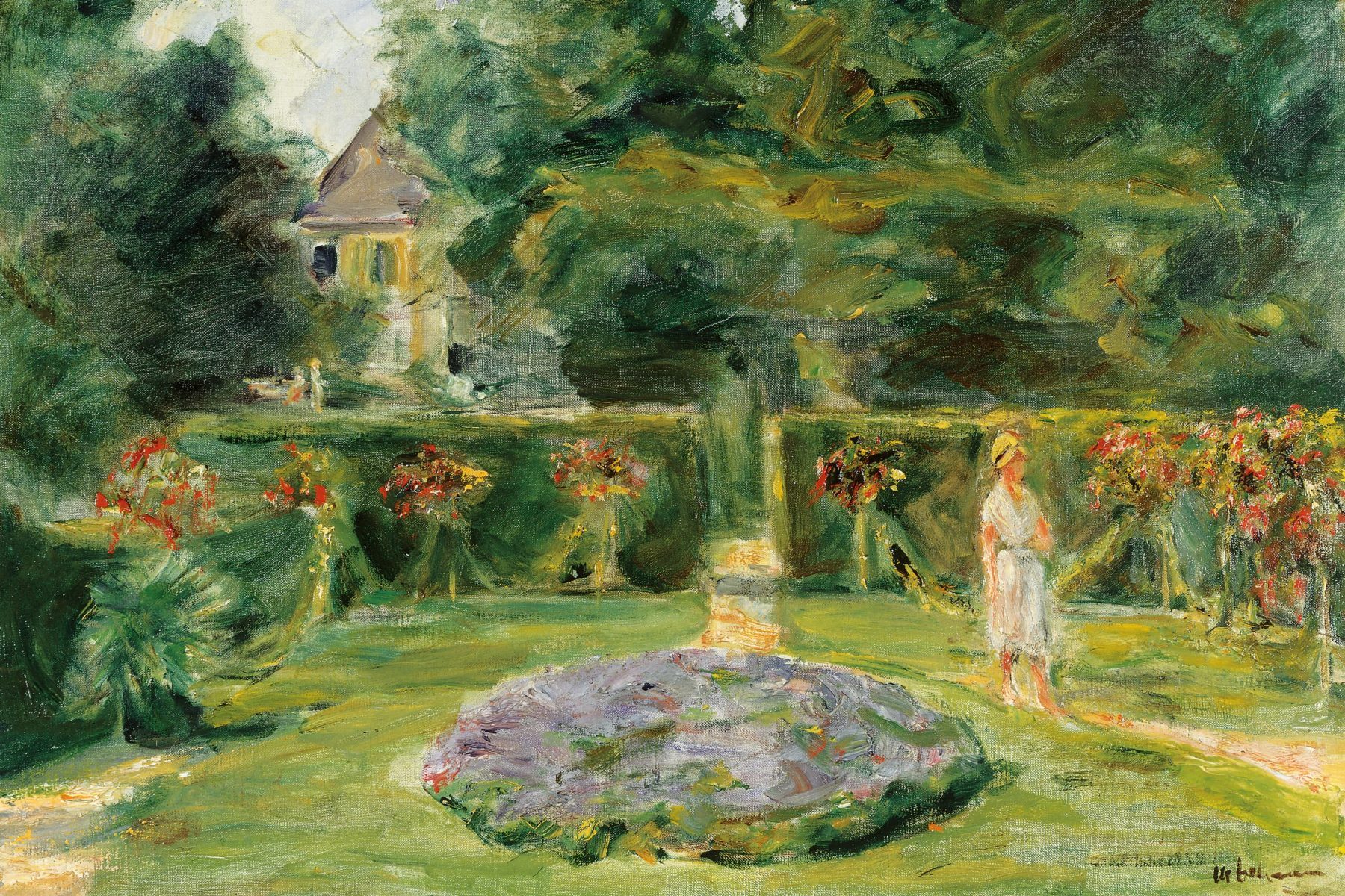 Gartengemälde mit einem vom hohen Hecken umschlossenen Bereich, in der Mitte ein violett bepflanztes rundes Beet. Eine in weiß gekleidete Frau mit Hut läuft am rechten Bildrand. Im Hintergrund sind weitere Bäume und links ein Gebäude.