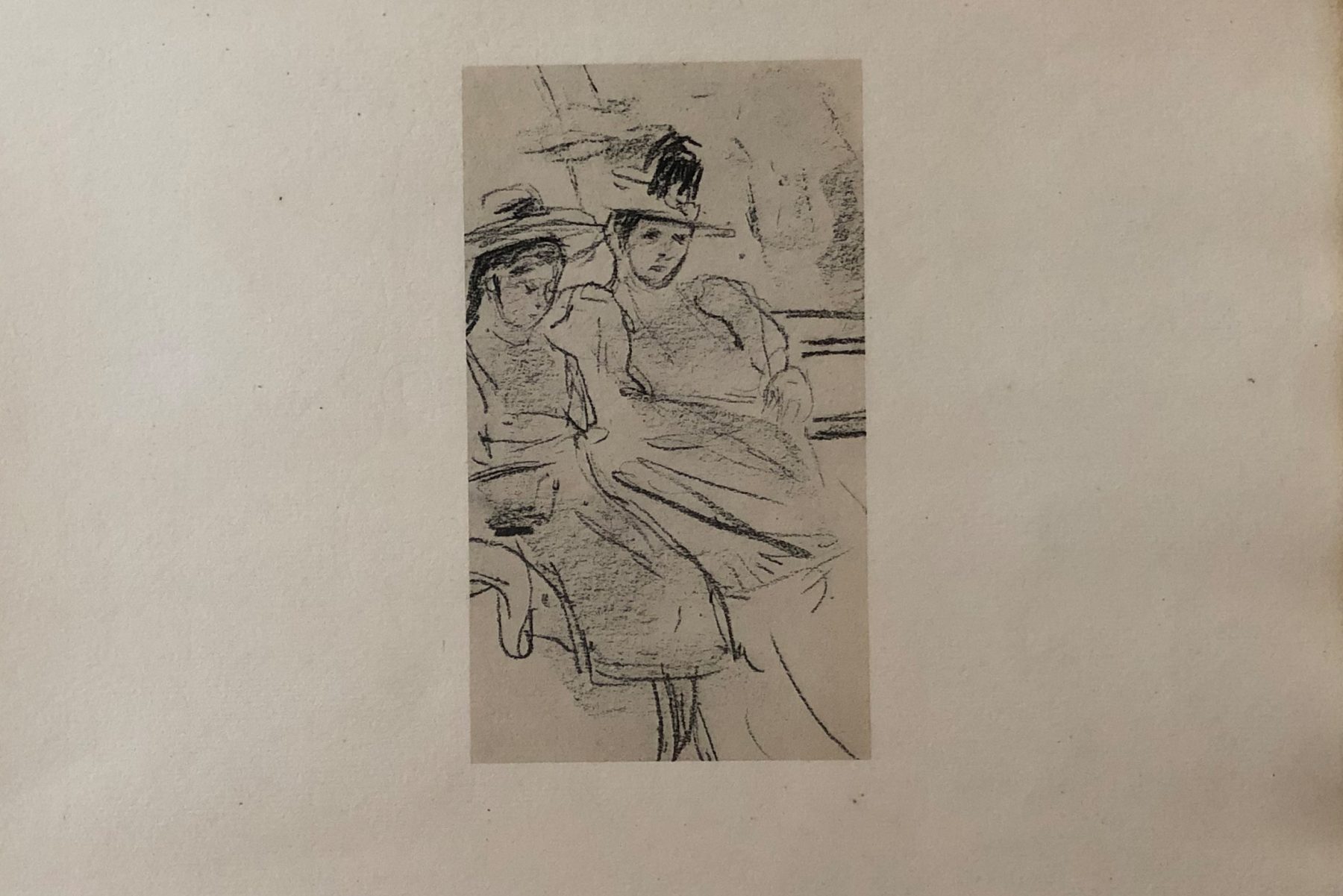 Ansicht eines Papiers mit gedrucktem Bild von zwei historisch gekleideten Frauen mit Hüten.