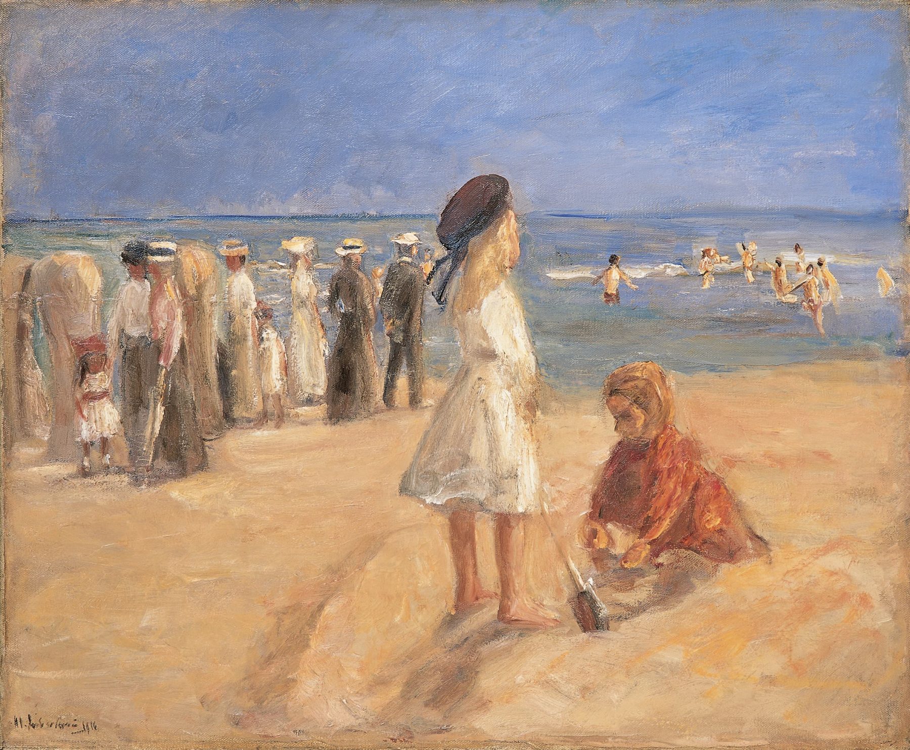 Gemälde einer Strandszene mit mehreren Personen am Meer. Im Vordergrund spielen zwei Kinder.