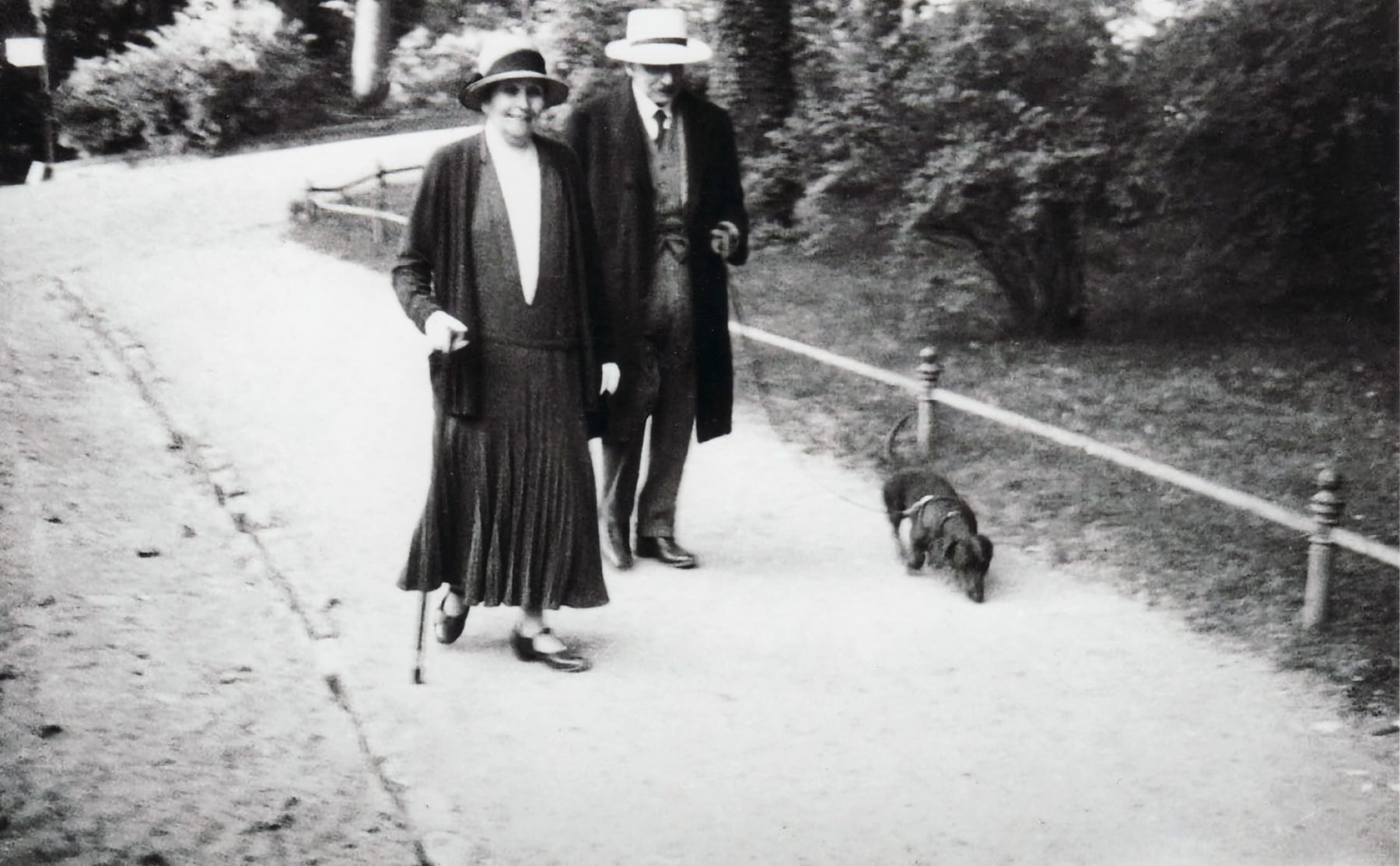 Max und Martha Liebermann mit ihrem Dackel im Berliner Tiergarten