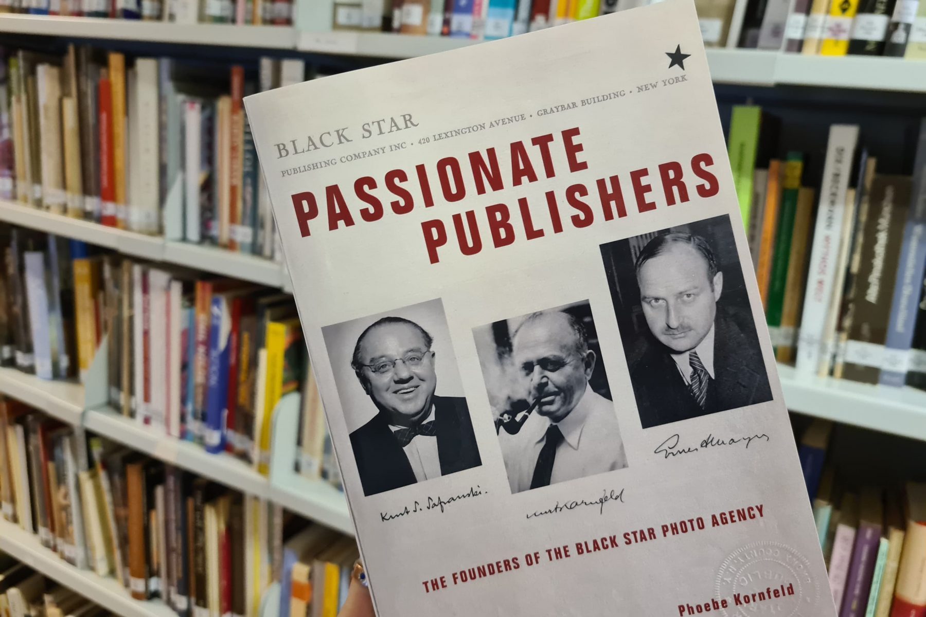 Foto eines Buches in einer Bibliothek. Das Buch hat den Titel „Passionate Publis-hers – The Founders of the Black Star Photo Agency, New York“