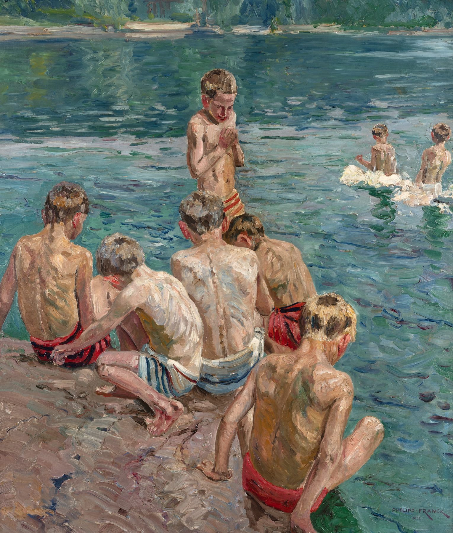 Einige badende Jungen am Ufer eines blauen Sees.