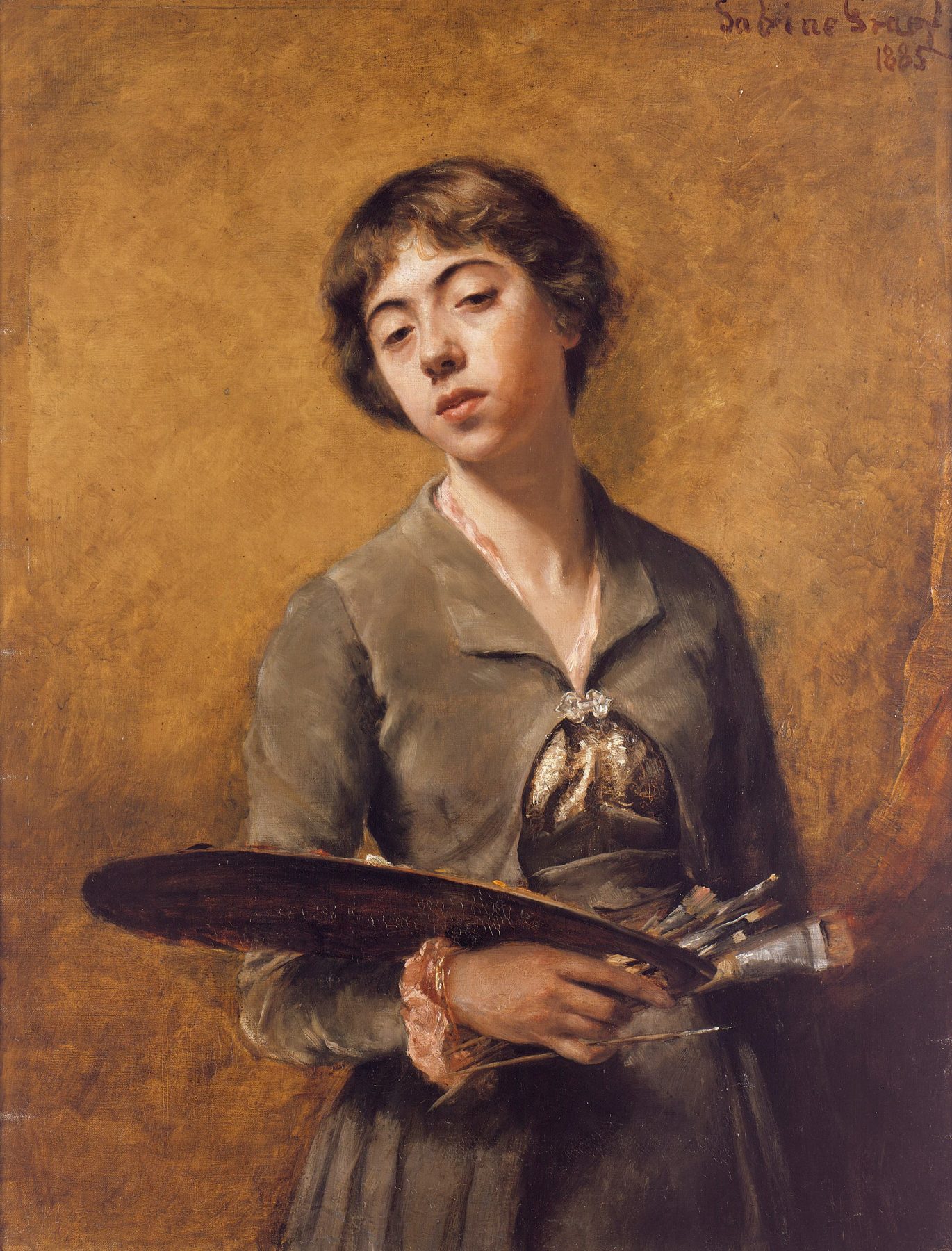 Selbstporträt der Malerin Sabine Lepsius, die eine Staffelei in der eine und einen Pinsel in der anderen Hand hält. Sie trägt ein Kleid und steht vor einem braun-goldenem Hintergrund.