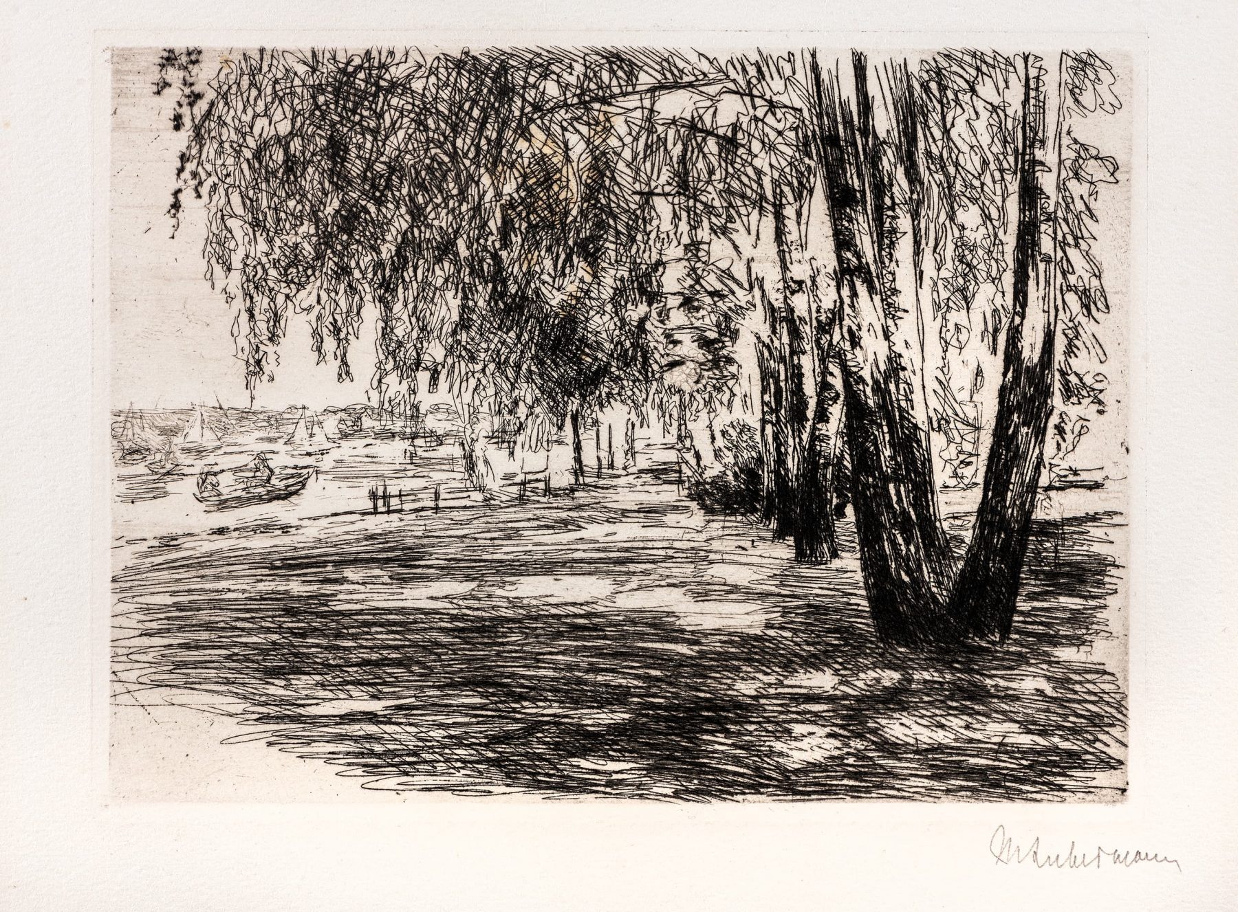 Druckgrafisches Werk von Max Liebermann. Motiv zeigt in vielen schwarzen Linien angedeutet eine Wiese, links mit einem See und Segelbooten, rechts viele Bäume, die den Himmel bedecken.