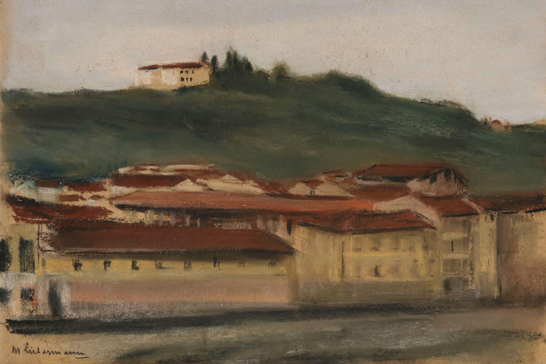 Pastellzeichnung einer Landschaft mit flachen Häusern im Vordergrund, einem grünen Hügel im Hintergrund und ein helles Haus auf dem Hügel