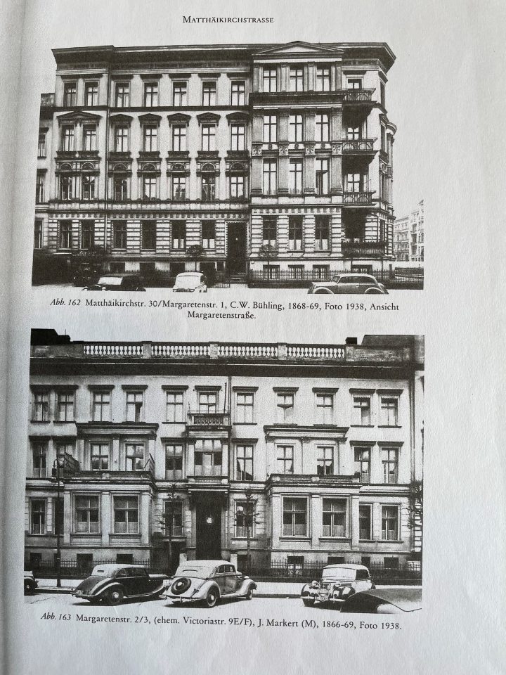 Scan einer Buchseite mit Ansicht einer historischen Häuserfassade in Berlin.