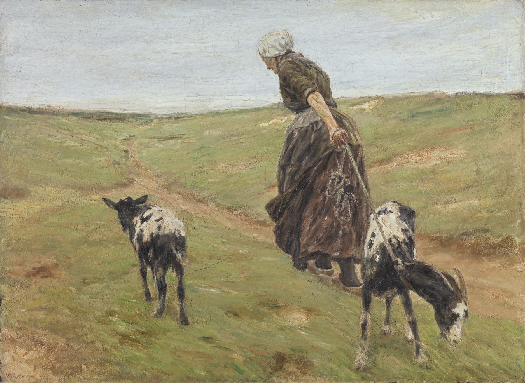 Eine Frau mit brauner Bauernkleidung zieht eine schwarzweiße Ziege an einem Strick hinter sich her. Neben ihr läuft eine weitere schwarzweiße Ziege. Die Frau marschiert auf einem Trampelpfad auf den Dünen und ist mit dem Rücken zugewandt. Der Himmel ist blau.