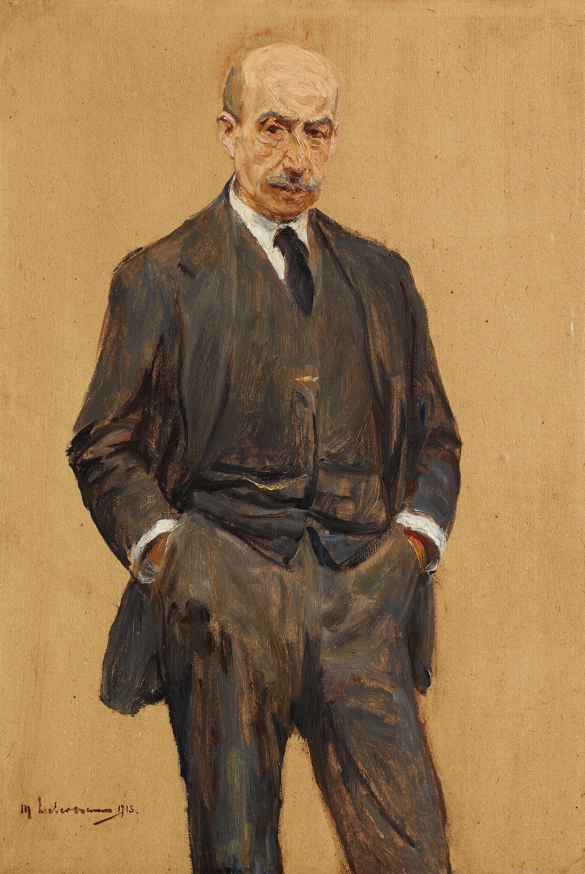Zu sehen ist ein Selbstbildnis von Max Liebermann. Er steht im dunklen Anzug vor einem brauenen Hintergrund, die Hände in den Hosentaschen