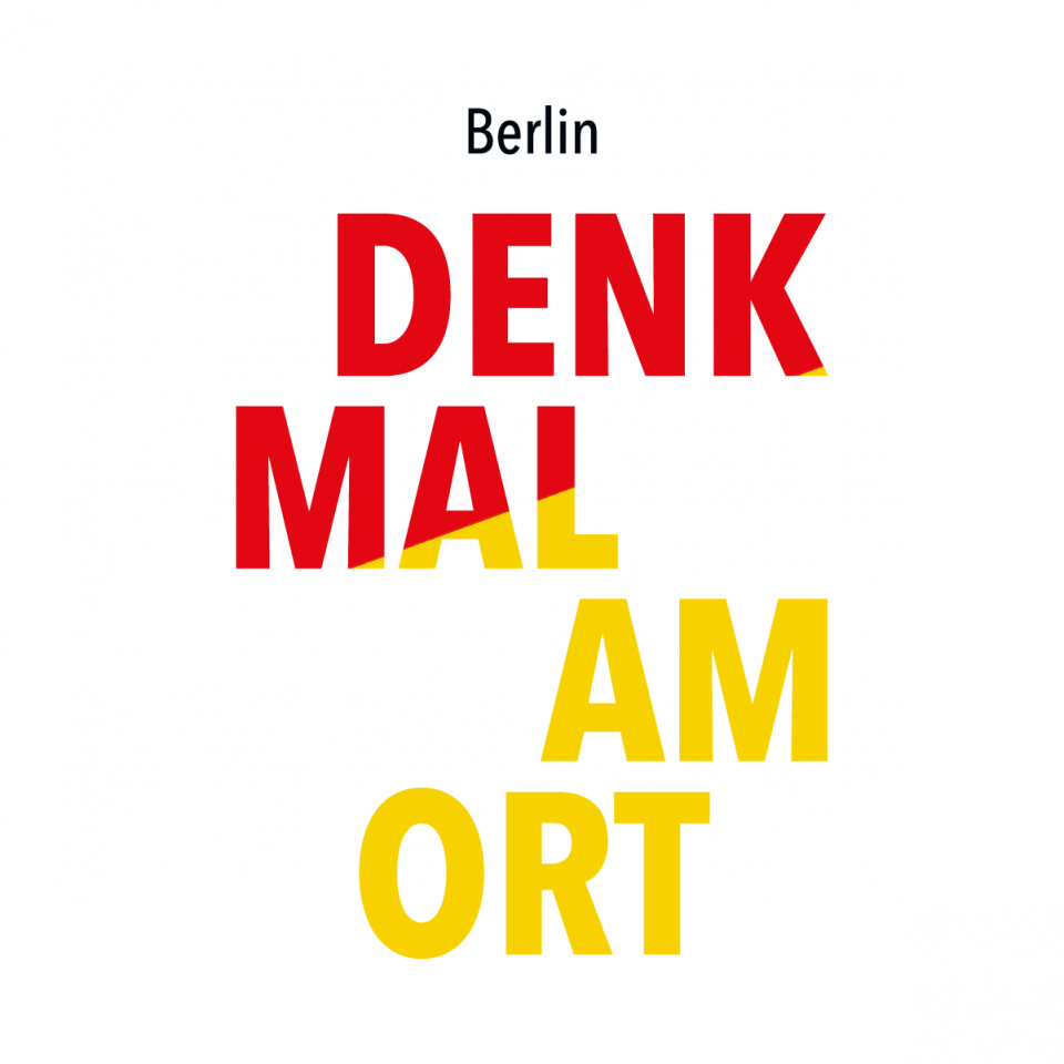 Logo der Initiative "Denk Mal Am Ort" in rot-gelber Schrift auf weißem Untergrund
